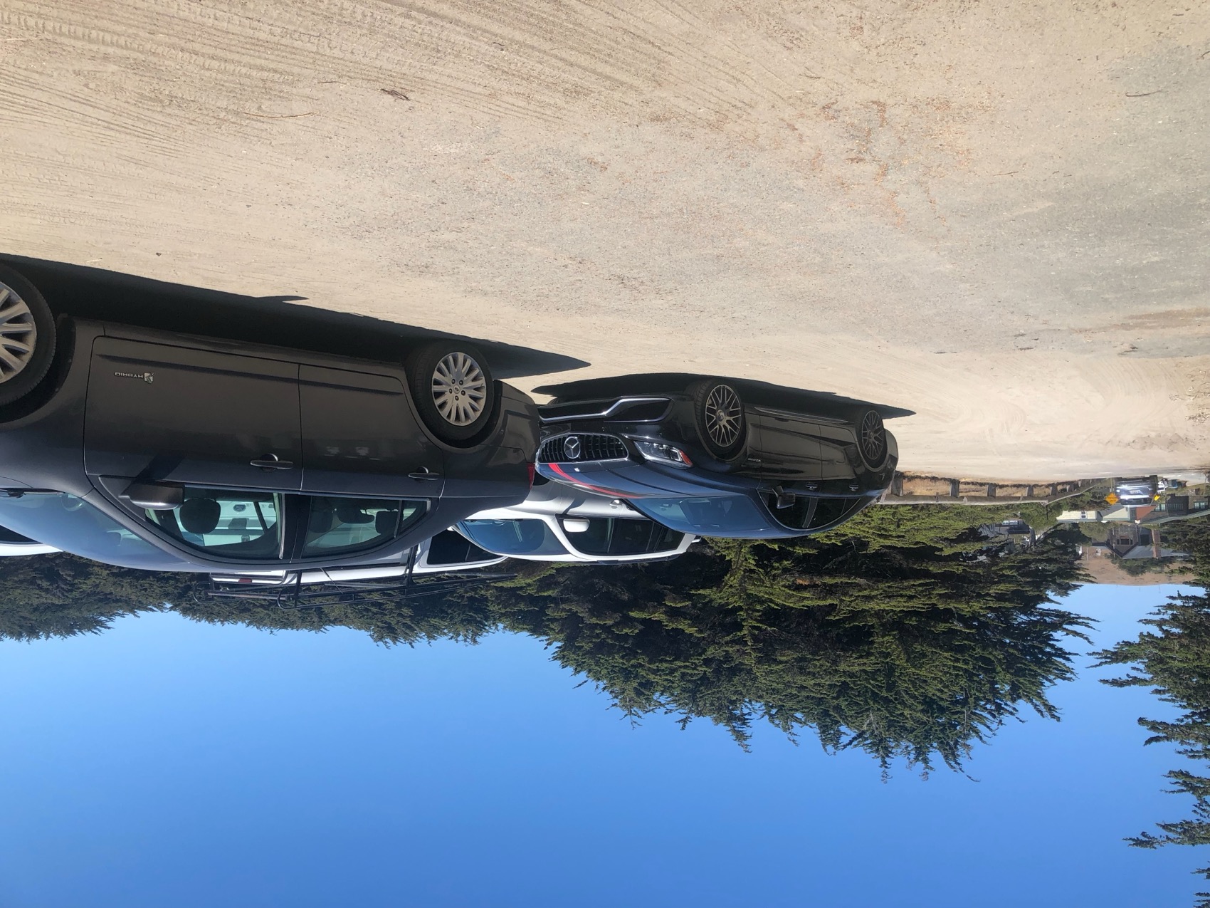 Parkerte biler på parkeringsplass